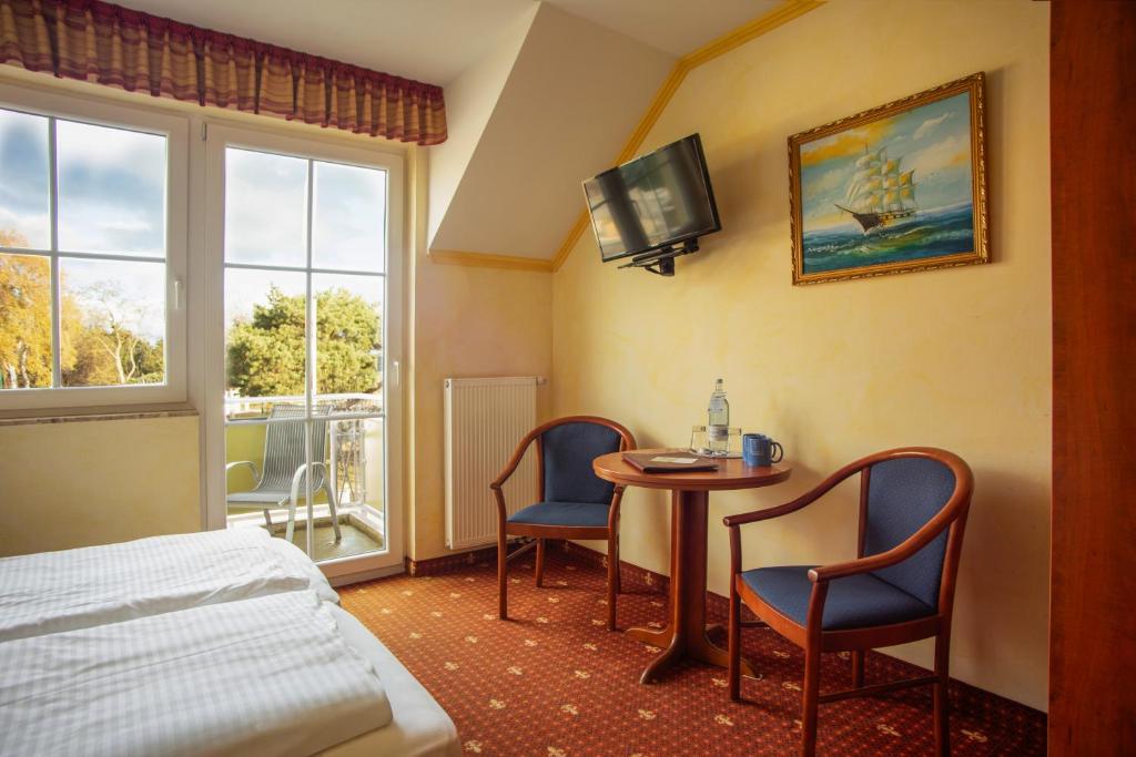 Hotel Ostseeblick - direkt hinter den Dünen - Double Room With Balcony And Sea View