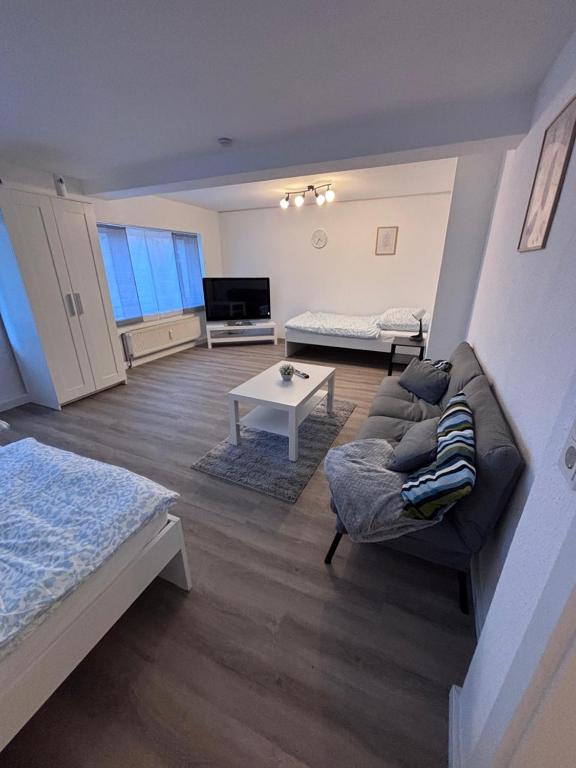 a living room with a couch and a table at Ferienwohnung in Hackenheim