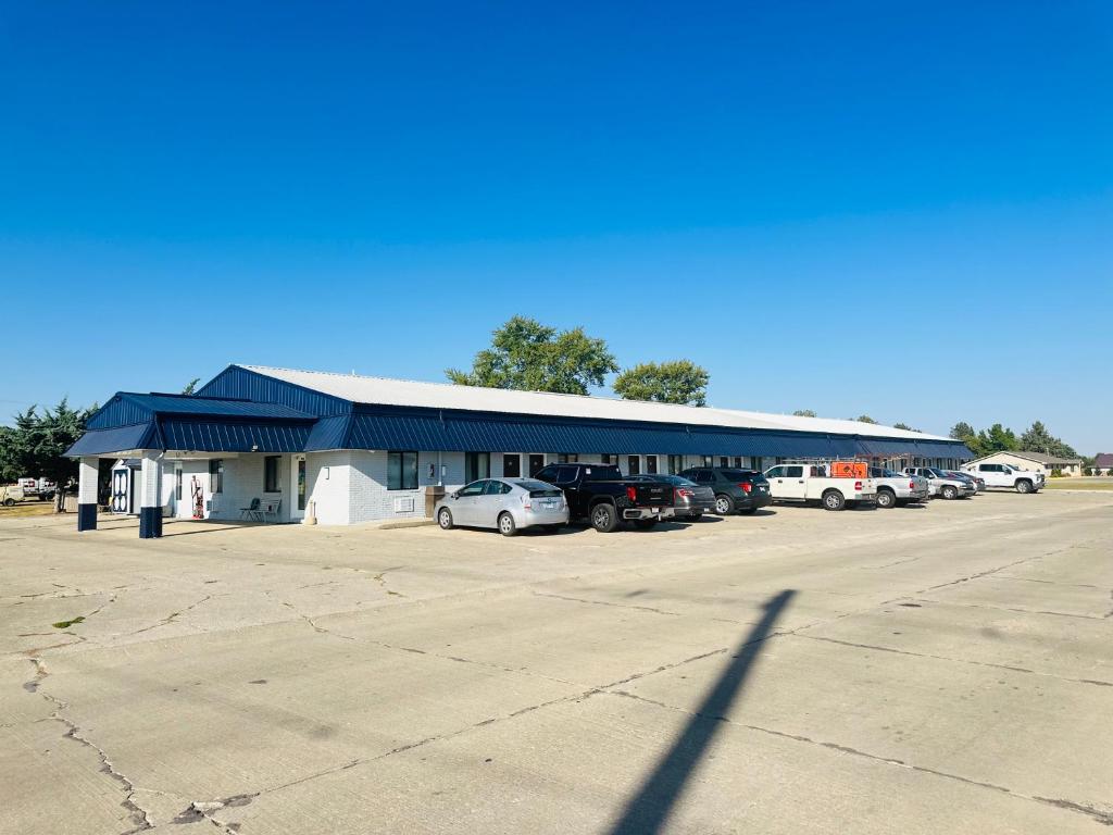 a building with cars parked in a parking lot at Gateway Inn in Sullivan