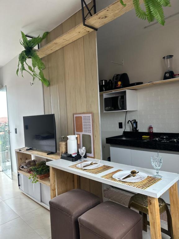 a kitchen with a table and a counter top at Flat Dourado a 5minutos do Parnaíba Shopping in Parnaíba
