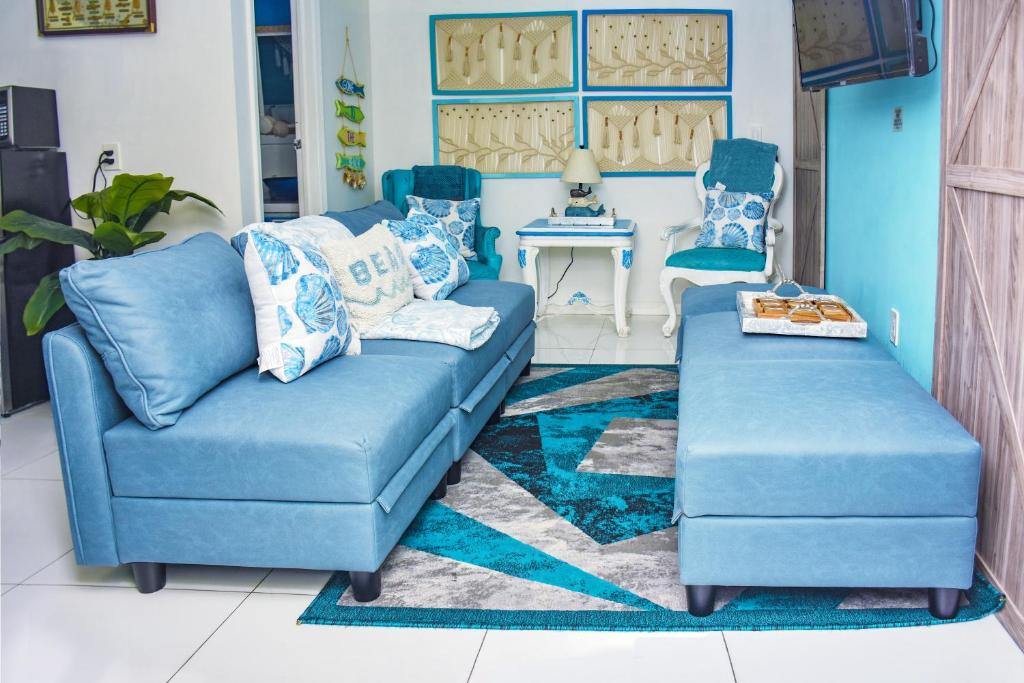 a blue couch and two chairs in a living room at Miami Boho Beach Place in Hialeah