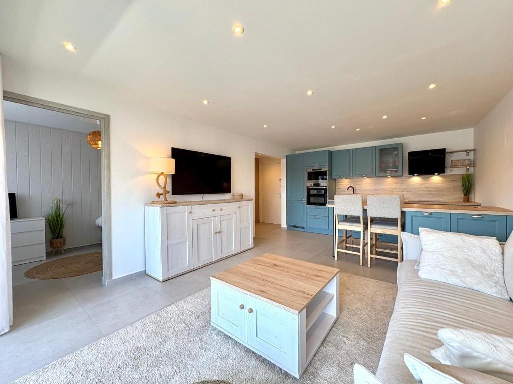 Beautiful 3-bedroom - Walking distance to beaches - Swimming pool - Parking