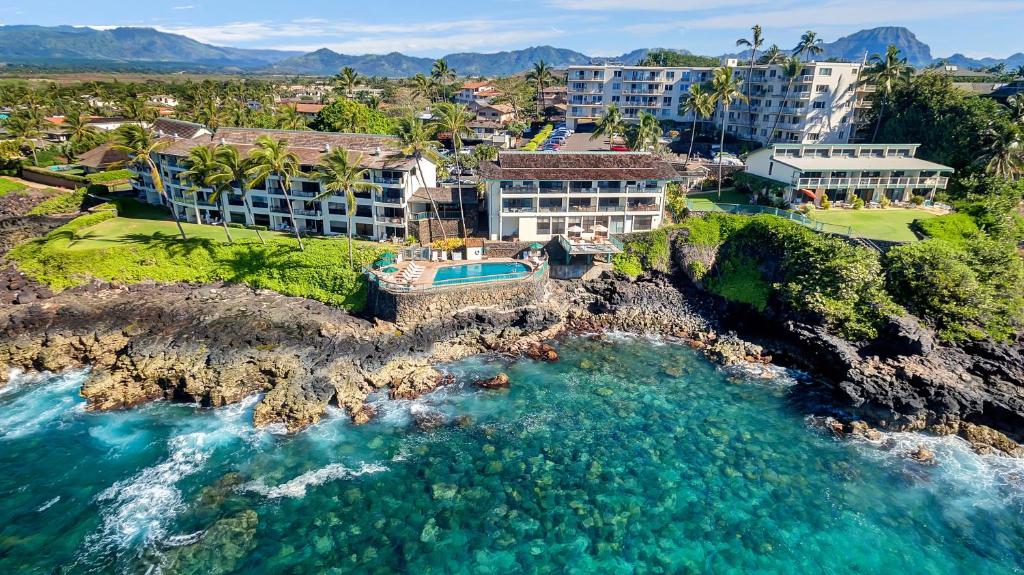 una vista aérea de un complejo y del océano en CASTLE Po'ipū Shores en Koloa