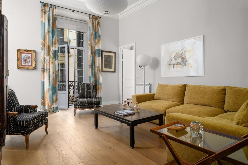 a living room with a couch and a table at MARITXU'S HOME in San Sebastián