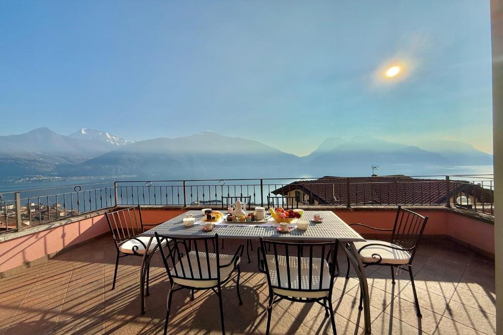 a table and chairs on a balcony with a view at Mastena Elegante in San Siro
