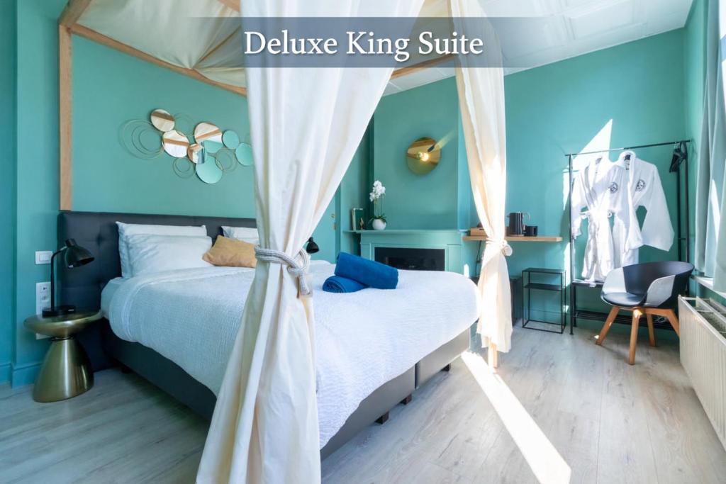 een slaapkamer met een bed met een blauwe kingsize suite bij Hotel Entree - View of Canal in Brugge