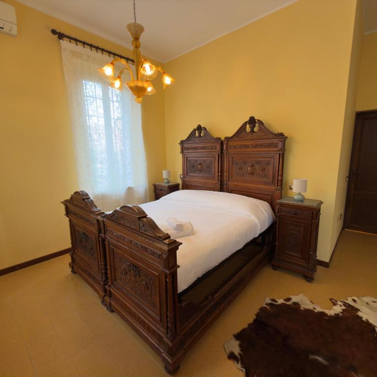a bedroom with a large wooden bed and a window at Il "Nido di Achille" in Centro - 2 piani di privacy e massimo comfort! in Terni