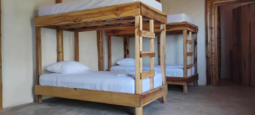 a couple of bunk beds in a room at Finca Hostal Eva Maria in Santa Marta