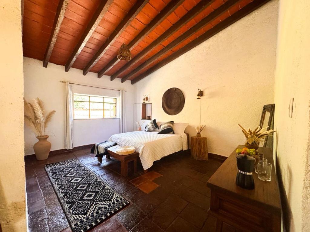 a bedroom with a bed and a window at Umbral Habitación Rústica con Desayuno Incluido in Tepoztlán