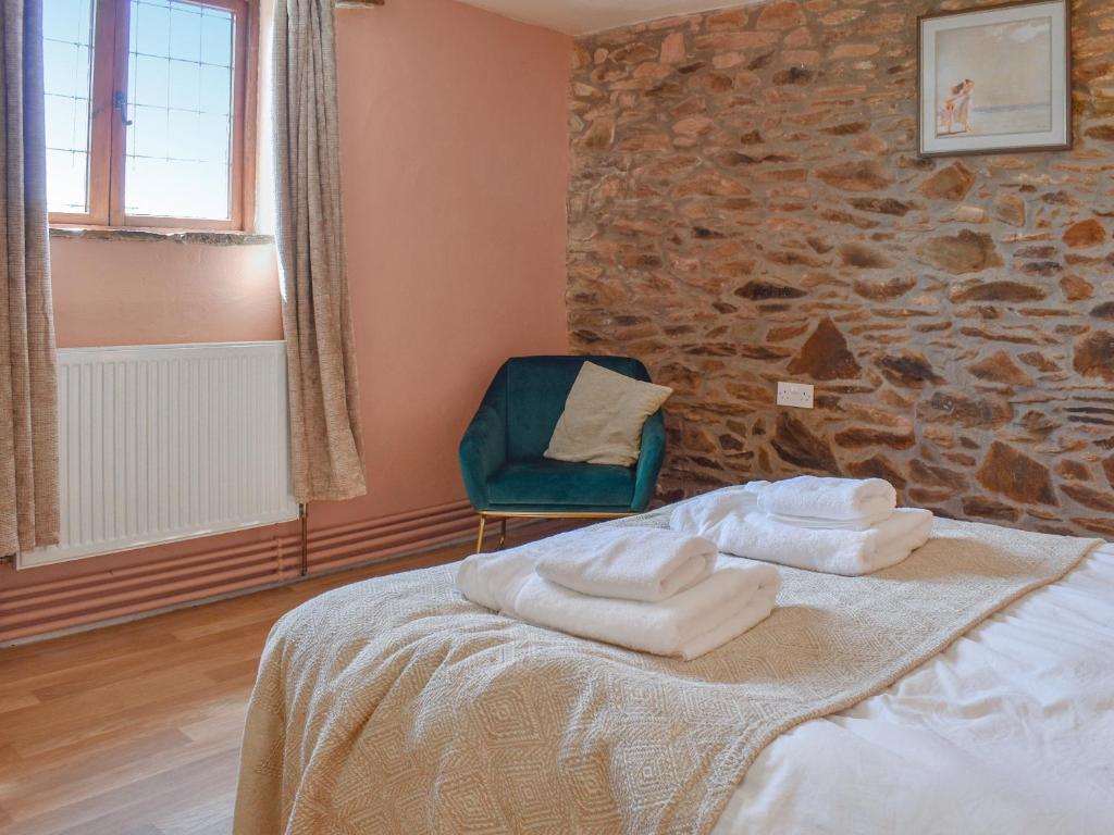 a bedroom with a bed with towels on it at Shire Cottage - Uk50029 in Liskeard