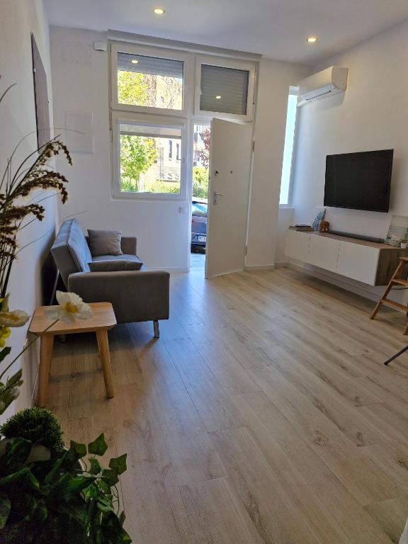 a living room with a couch and a tv at Moderno Estudio en Alcobendas in Alcobendas
