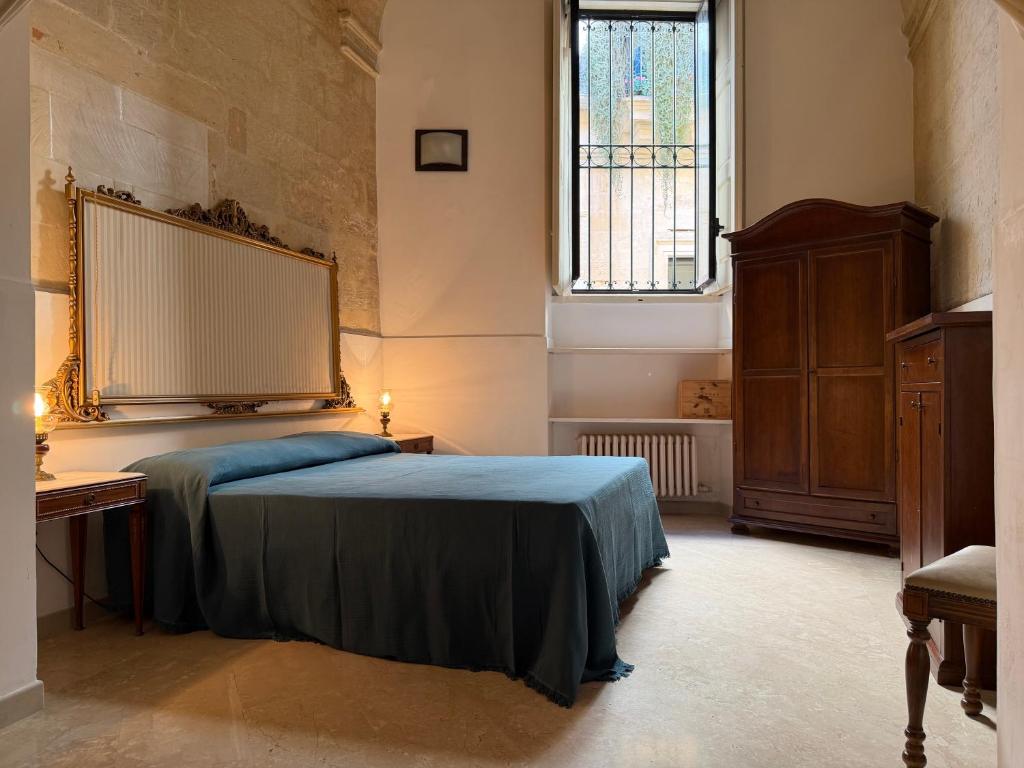 a bedroom with a bed and a dresser and a window at Dimora 400 - nel cuore del Centro Storico di Lecce in Lecce