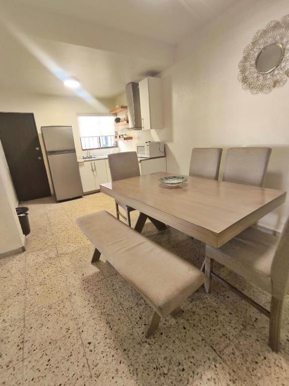 a dining room table and chairs in a kitchen at Casa 25 Centrica con 3 recamaras in Hermosillo