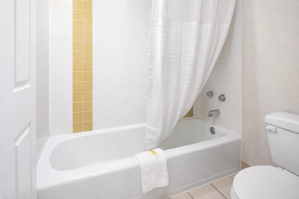 Days Inn by Wyndham Amherst OH - Near Cleveland Cedar Point & Lake Erie - キングルーム 禁煙