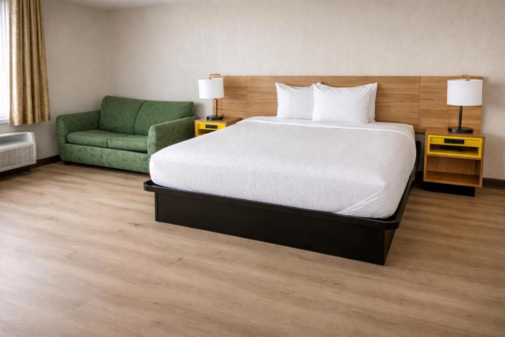 Days Inn by Wyndham Amherst OH - Near Cleveland Cedar Point & Lake Erie - デラックス キングルーム（禁煙）