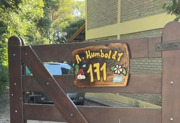 a sign on the back of a park bench at cabanas nahuel in Villa General Belgrano