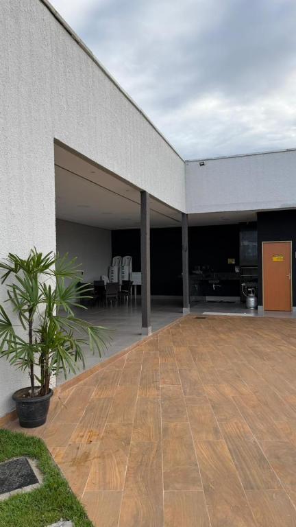 a building with a patio with a potted plant at Casa para lazer e confraternização in Senador Canedo