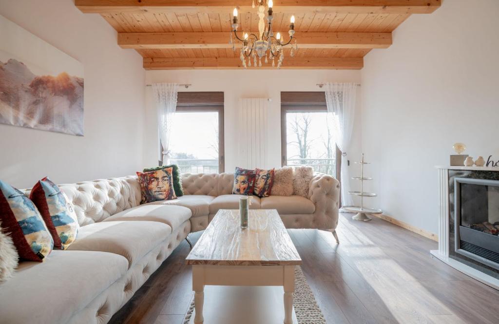 a living room with a couch and a table at Hof Friesenruhe in Högel