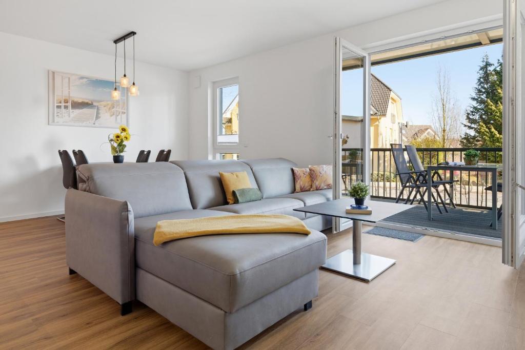 a living room with a couch and a table at Bernsteinquartier, Whg 01 03 in Kölpinsee