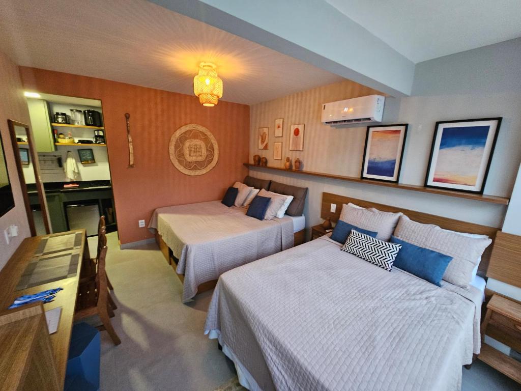 a hotel room with two beds and a kitchen at Contemporâneo Absolute e piscina com borda infinita in Morro de São Paulo