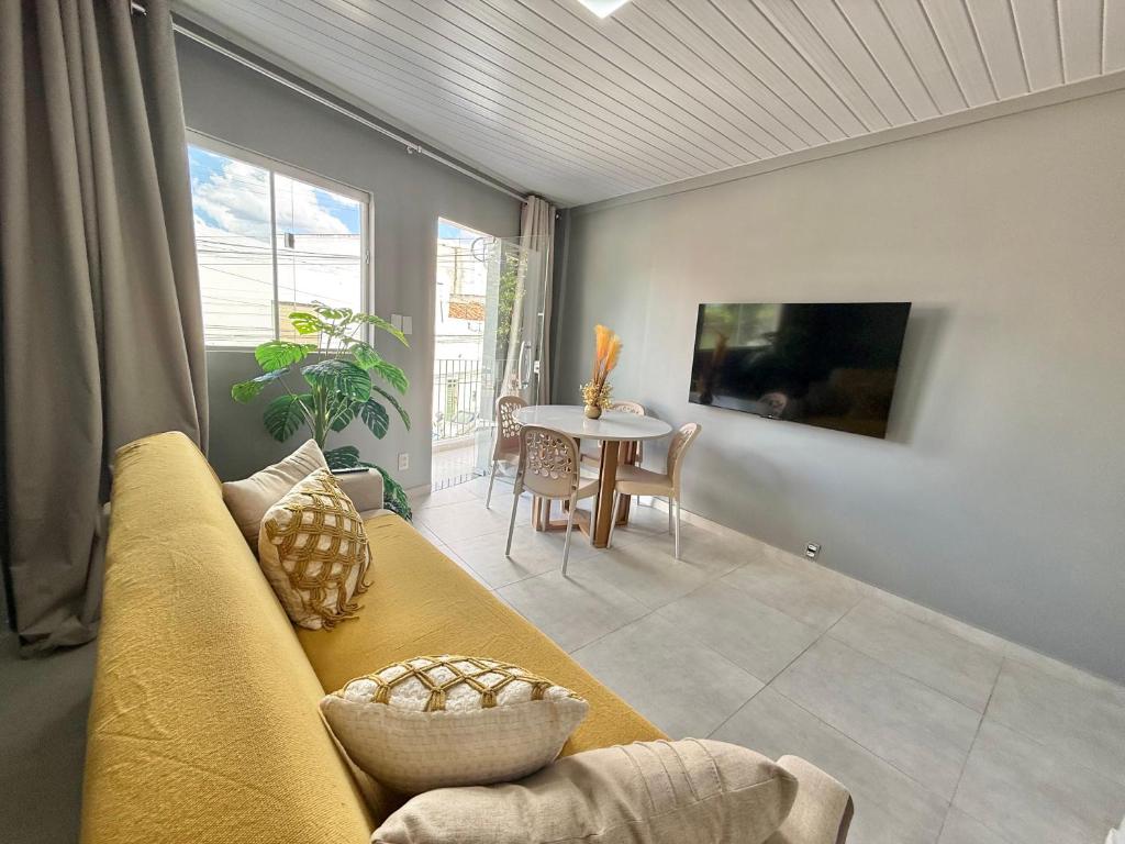 a living room with a couch and a table at Apto moderno no Centro Com Ar e Wi-Fi in Caruaru
