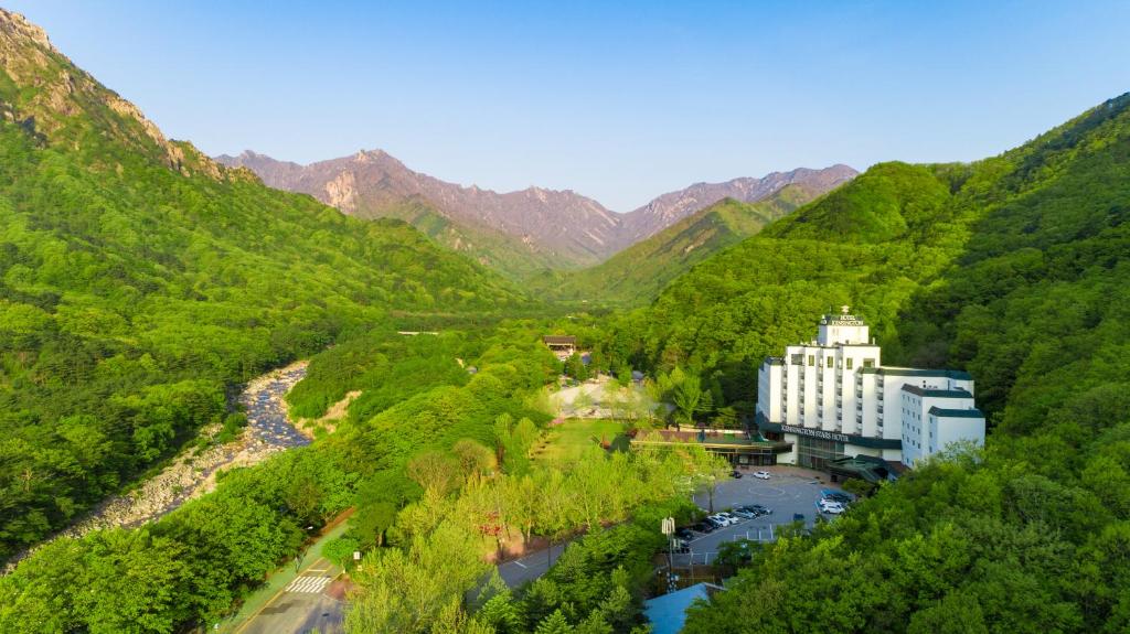 웅장한 설악산 산자락 바로 아래 위치한 클래식한 분위기의 켄싱턴호텔 설악 전경