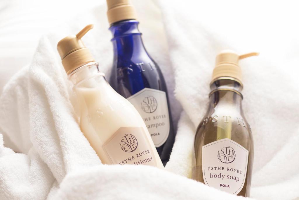 two bottles of wine sitting on a towel at HOTEL MYSTAYS PREMIER Omori in Tokyo