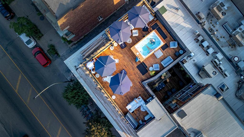 an overhead view of a house with a swimming pool at Lofts Le Plateau in Montreal
