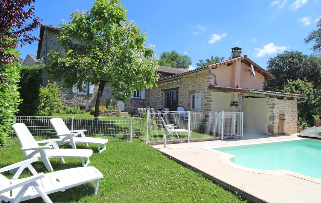 a villa with a swimming pool and a house at La couze in Razès