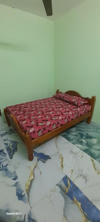a bed sitting on the floor in a room at Mahadev Residency templeview in Tiruvannāmalai