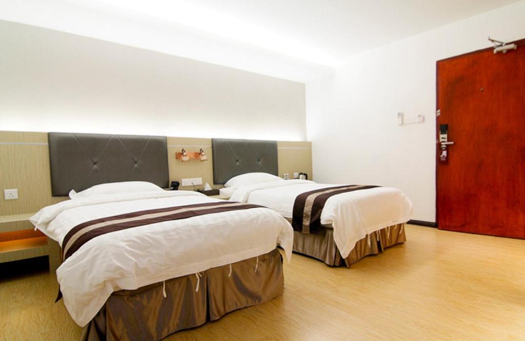 Postel nebo postele na pokoji v ubytování Kingsley Hotel