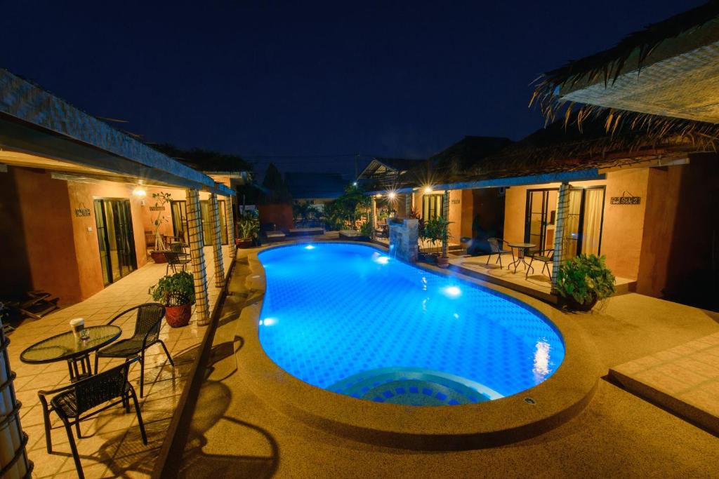 Bazén v ubytování Panisara Pool Villa Resort Huahin nebo v jeho okolí