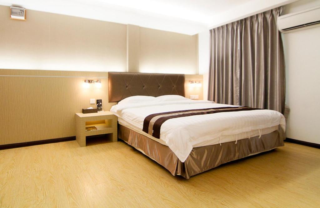 Postel nebo postele na pokoji v ubytování Kingsley Hotel