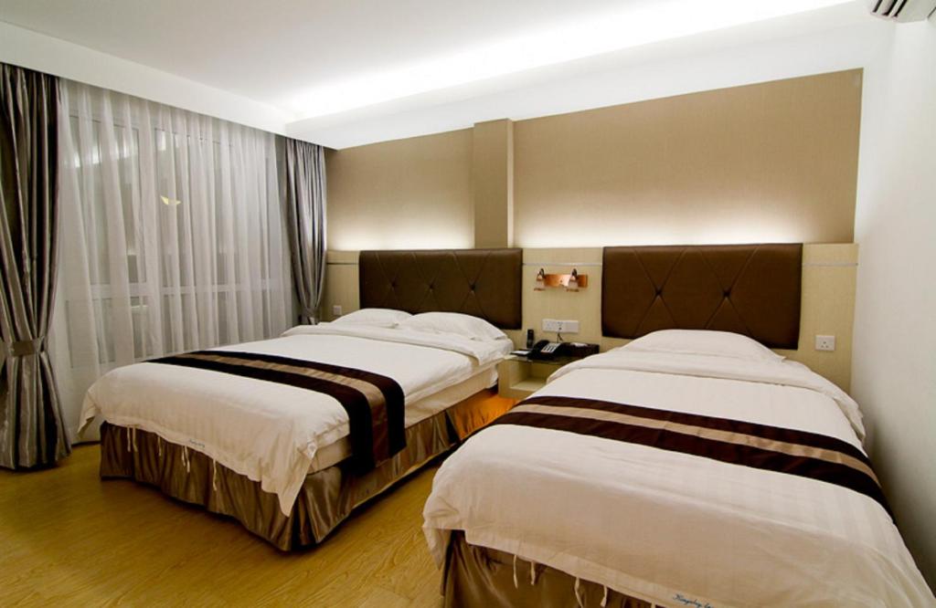 Postel nebo postele na pokoji v ubytování Kingsley Hotel