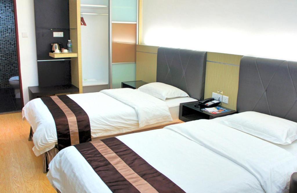 Postel nebo postele na pokoji v ubytování Kingsley Hotel