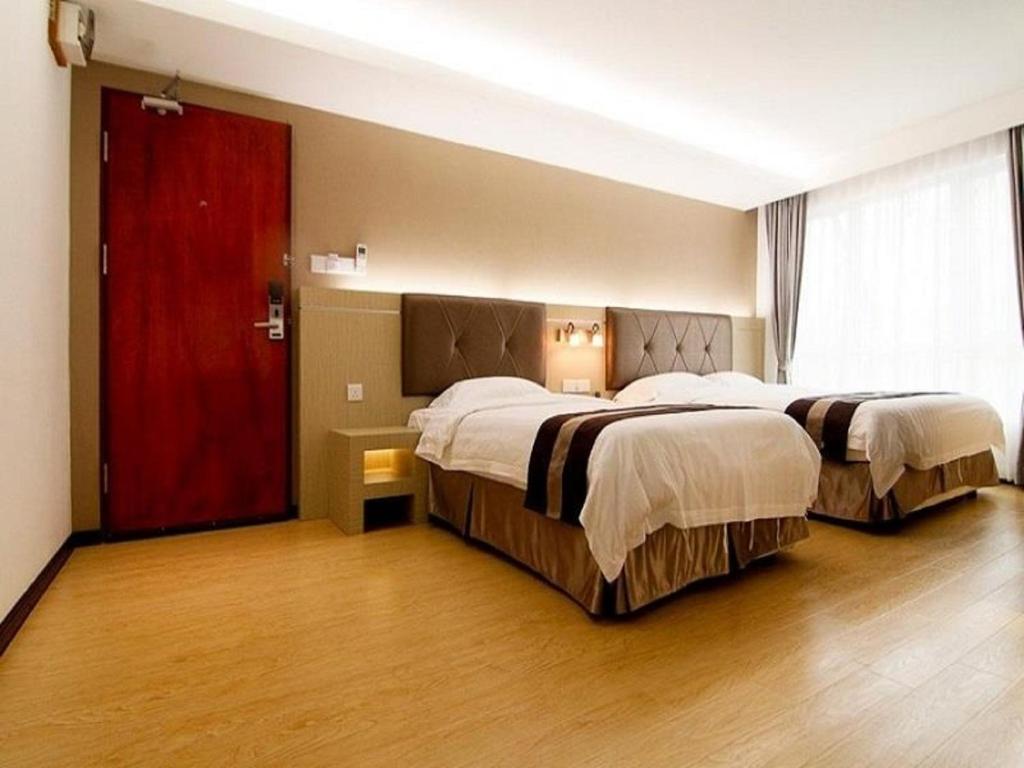 Postel nebo postele na pokoji v ubytování Kingsley Hotel