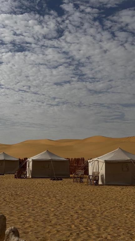 a group of tents in the middle of the desert at مبيت في الصحراء in Tunis