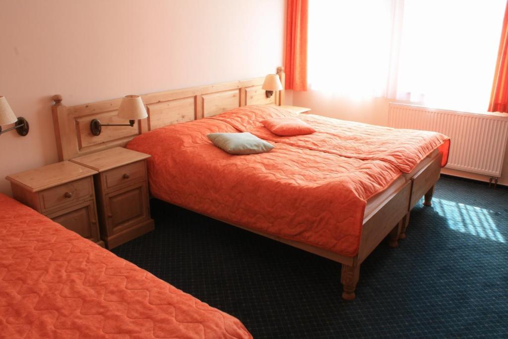 Postel nebo postele na pokoji v ubytování Wellness hotel Harrachovka