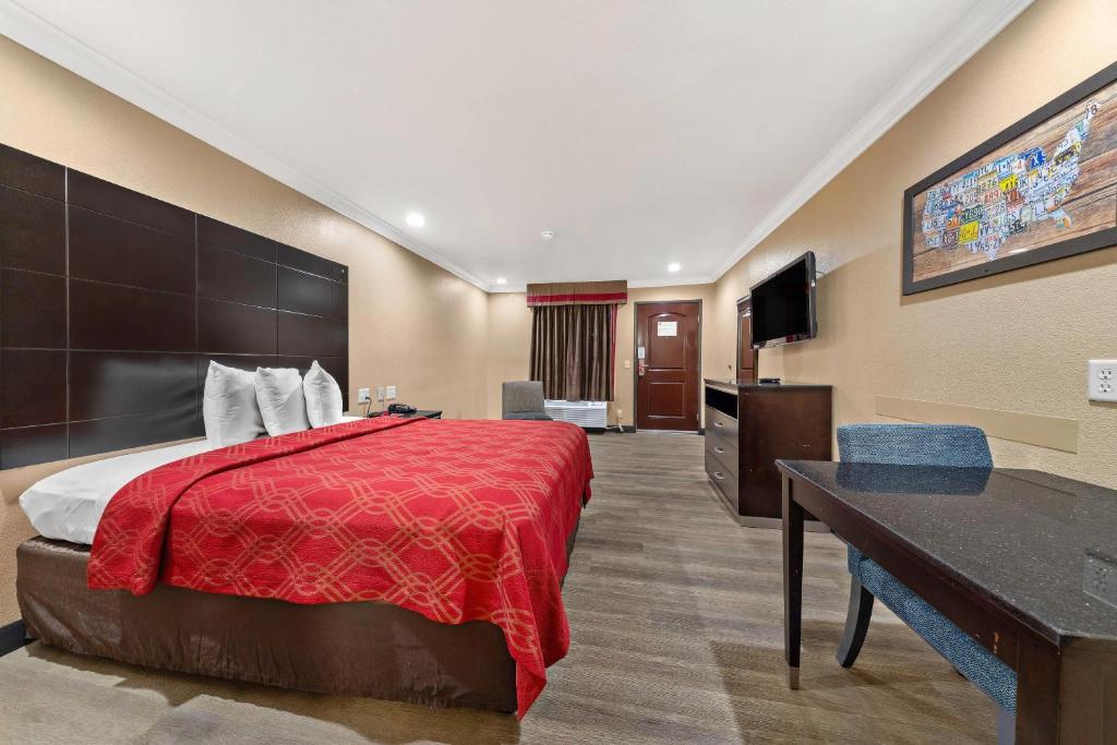 Econo Lodge Inn & Suites Escondido Downtown - Housity