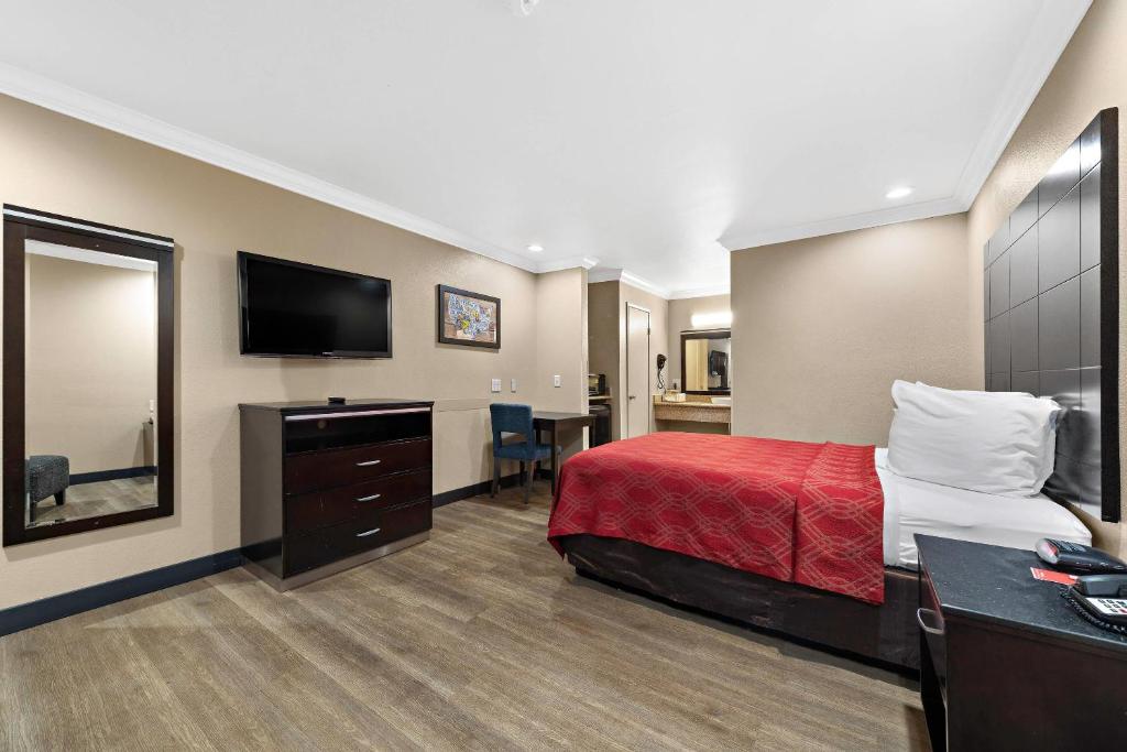 Econo Lodge Inn & Suites Escondido Downtown - Queen Room - Non-Smoking