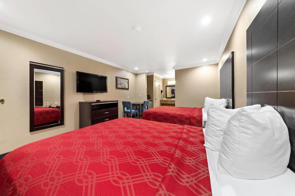 Econo Lodge Inn & Suites Escondido Downtown - Queen Room With Two Queen Beds - Non-Smoking