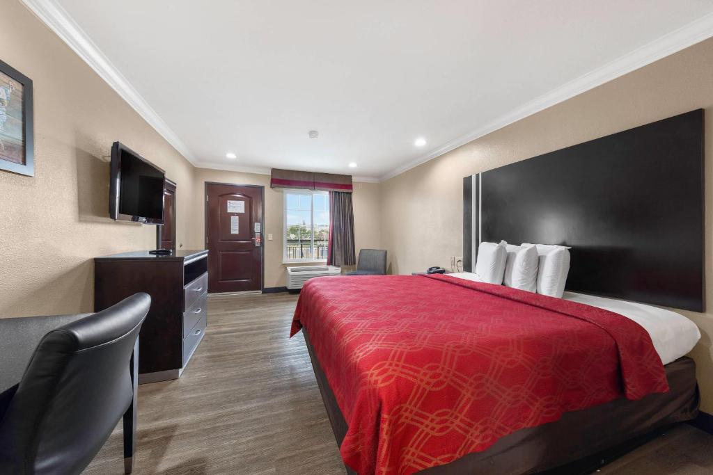 Econo Lodge Inn & Suites Escondido Downtown - King Room With Tub - Accessible/Non-Smoking