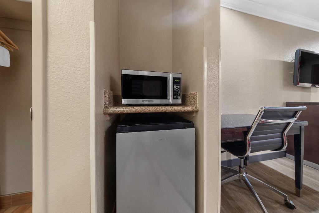 Econo Lodge Inn & Suites Escondido Downtown - King Room - Non-Smoking