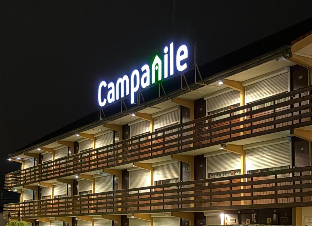 a building with a sign that reads campanile at night at Campanile Marmande in Marmande