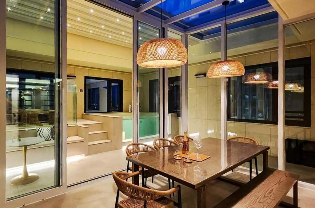 a dining room with a table and chairs and windows at H-AVENUE Hotel Yeongdeungpo in Seoul