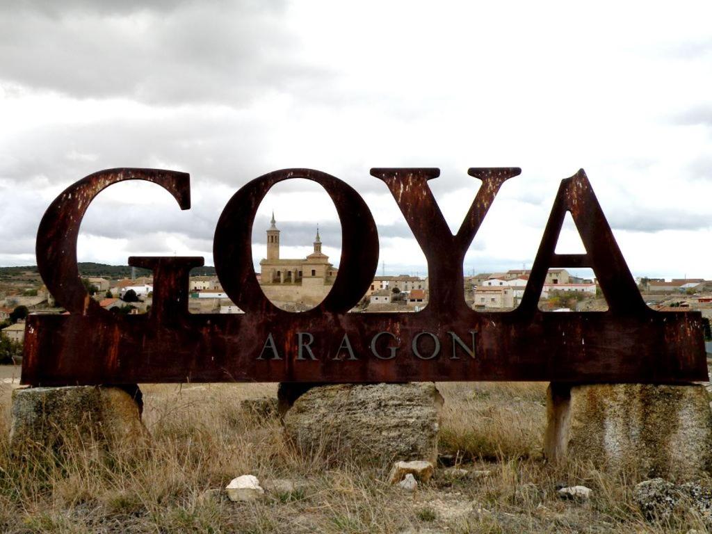 una señal que dice vieja aronia en un campo en Hotel Rural Capricho de Goya, en Fuendetodos