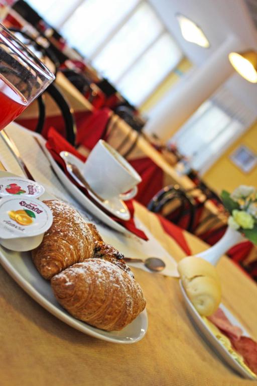dwie talerze chleba i jajek na stole w obiekcie Hotel New Primula w Rimini