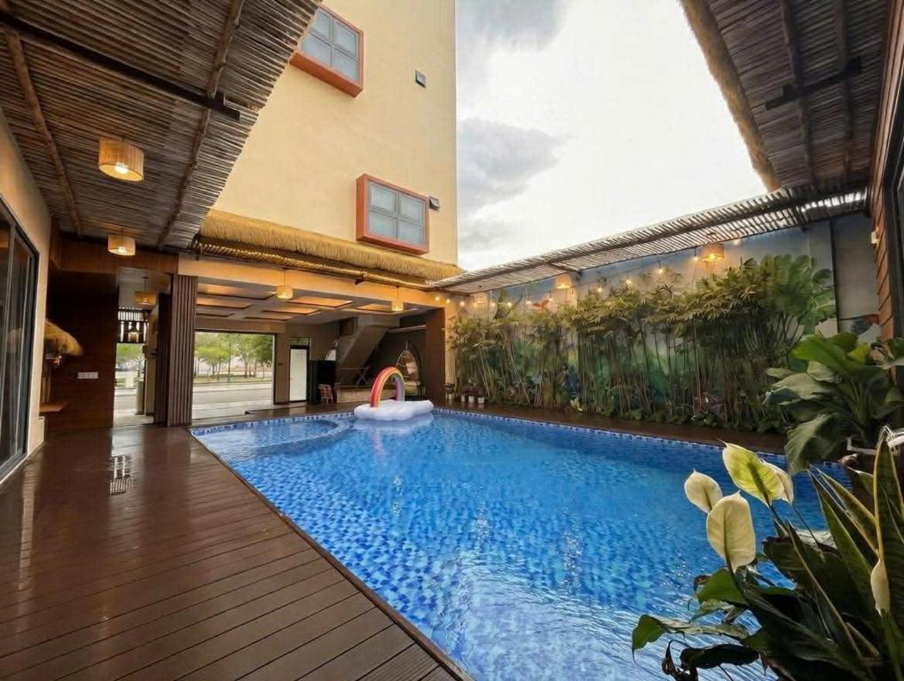 a swimming pool in the middle of a house at Osaka Villa Phan Thiet in Ấp Bình Hưng