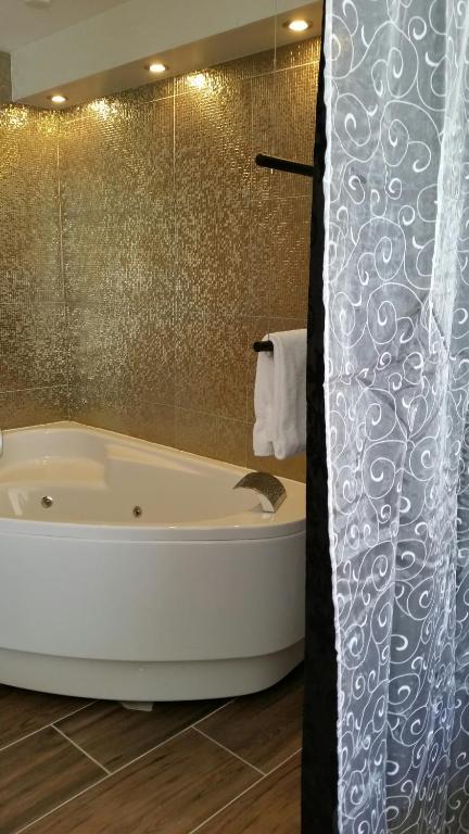 Koupelna v ubytování Hotel Crystal