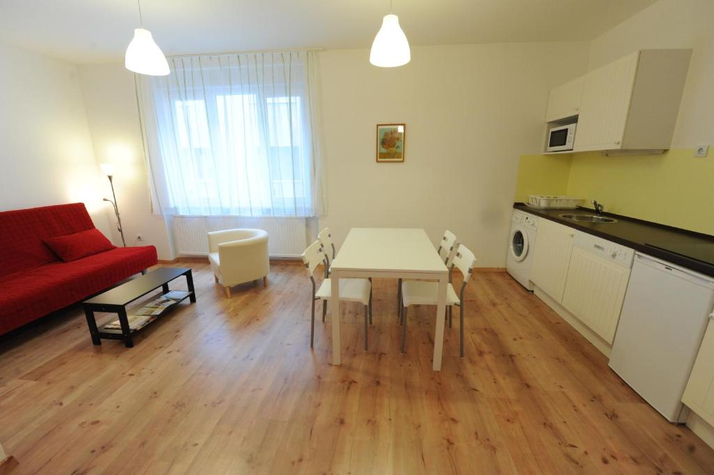 Kuchyňa alebo kuchynka v ubytovaní Toldi Apartments Pécs